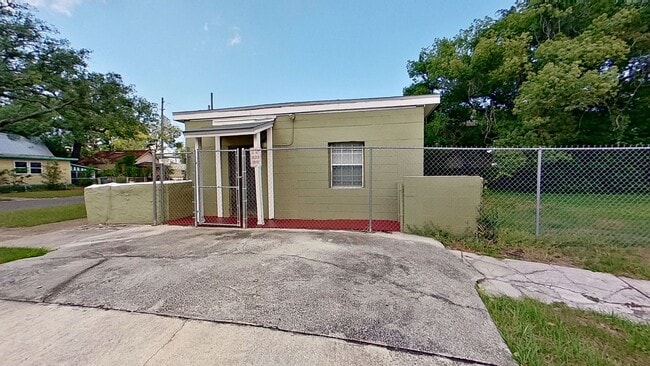 Building Photo - 1049 Pippin St
