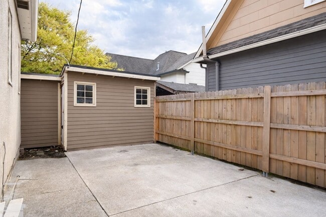 Building Photo - 309 W McLoughlin Blvd