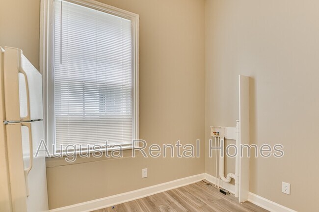 Building Photo - 515 3rd St