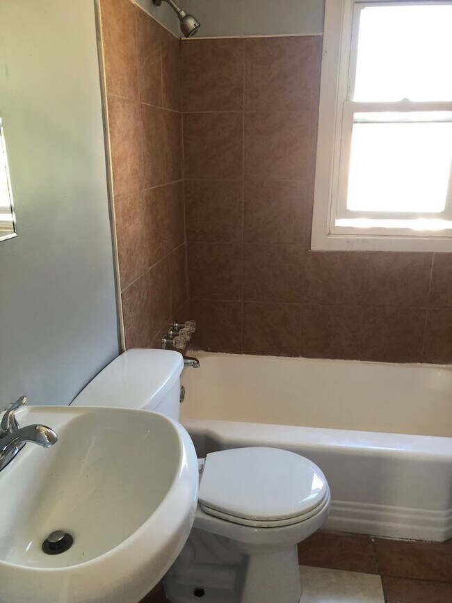 Building Photo - 3 Bedroom 1.5 bathroom townhouse for rent ...