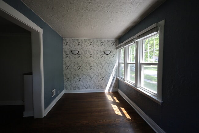 Building Photo - 18 Belle Plaine Ave