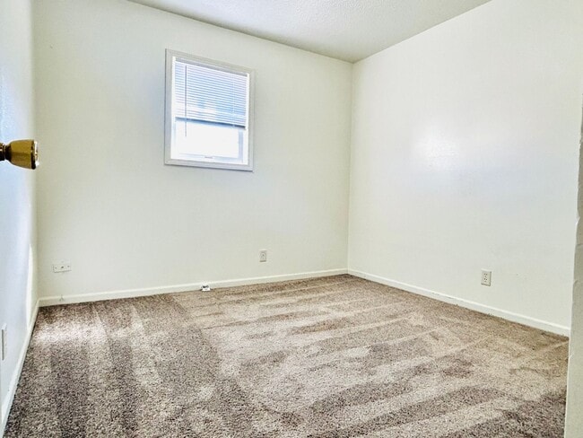 Building Photo - Spacious Two Bedroom Home
