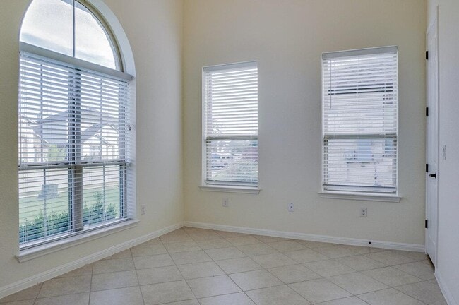 Building Photo - 717 Kingston Pl