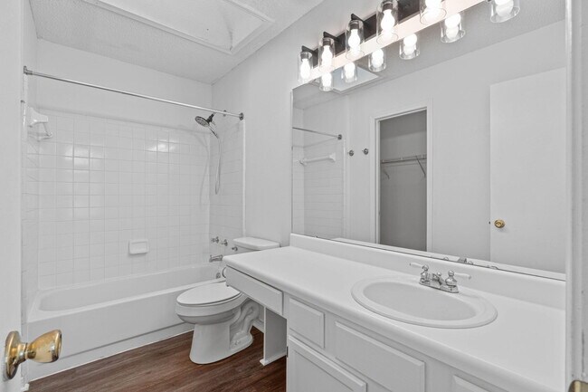 Building Photo - 1721 Colonial Ct