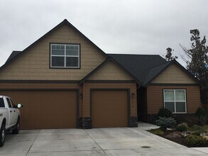 Building Photo - 3 Bedroom 2 Bath Home in NW Redmond Furniture NOT Included.