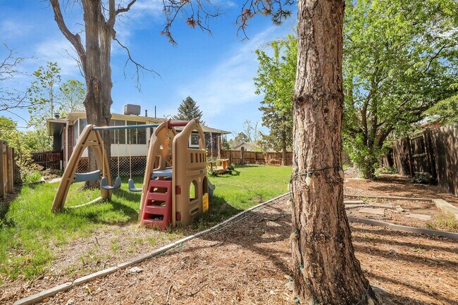 Building Photo - 3 bedroom, 3 bathroom home with 2 car garage