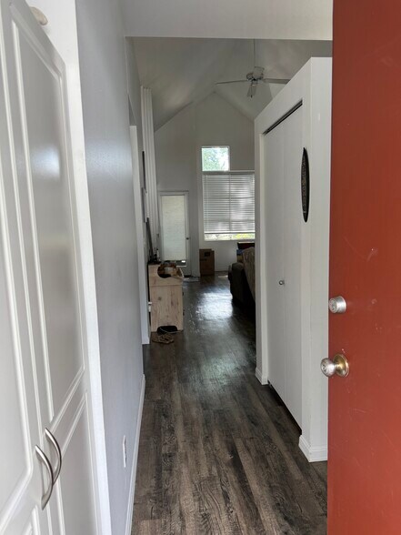 Building Photo - 406 4th Ave
