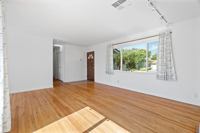 Building Photo - 558 Walnut Dr