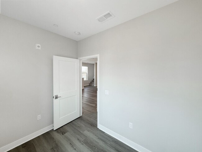 Building Photo - Stunning 3B/2.5BA Townhome in Oceanside fo...