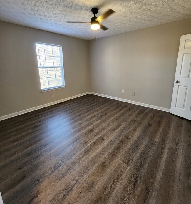 Building Photo - 215 Green Acre Ln