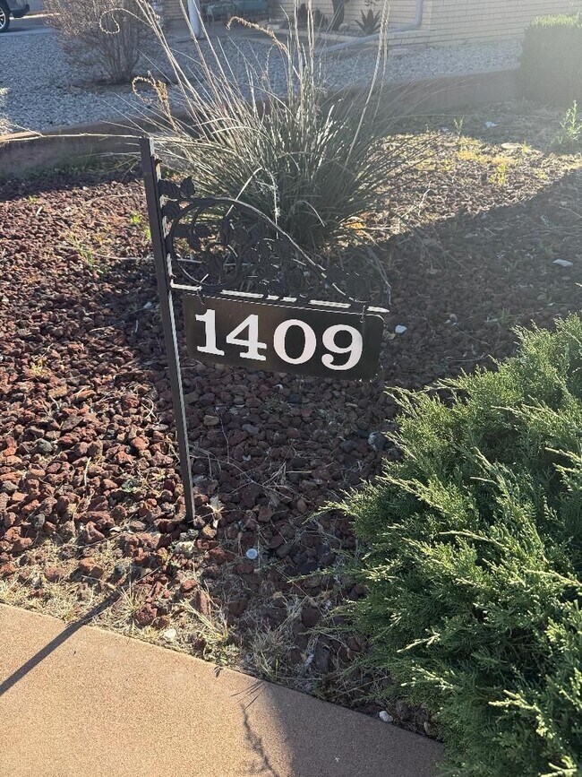 Building Photo - Large Vintage Home Available