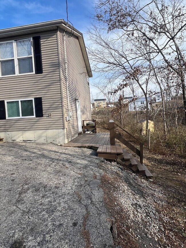 Building Photo - 4 bed 1.5 bath home close to I-44