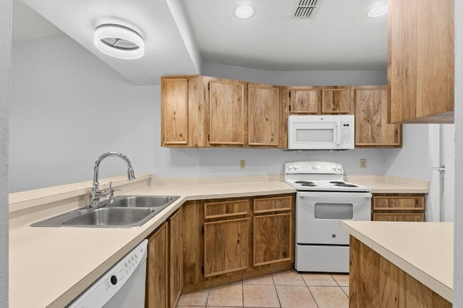Building Photo - Condo For Rent in North Oaks!
