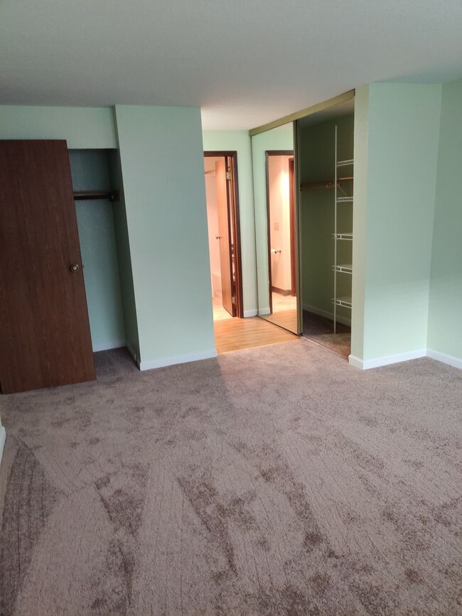 Building Photo - Beautiful 2 bedrooms 1.5 Bath