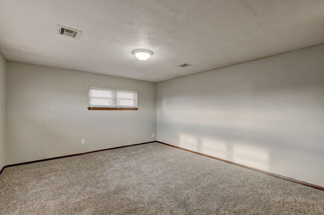 Building Photo - 4 bed, 1.5  house in Yukon