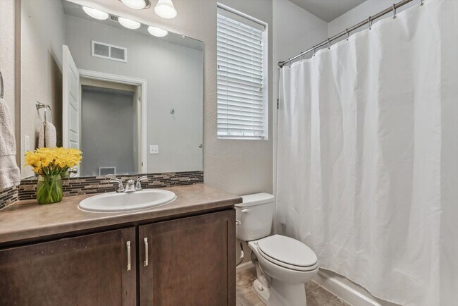 Building Photo - Beautiful 3 bedroom, 3 bath home backs to ...