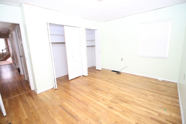 Building Photo - Adorable 3bdrm Downtown Bungalow