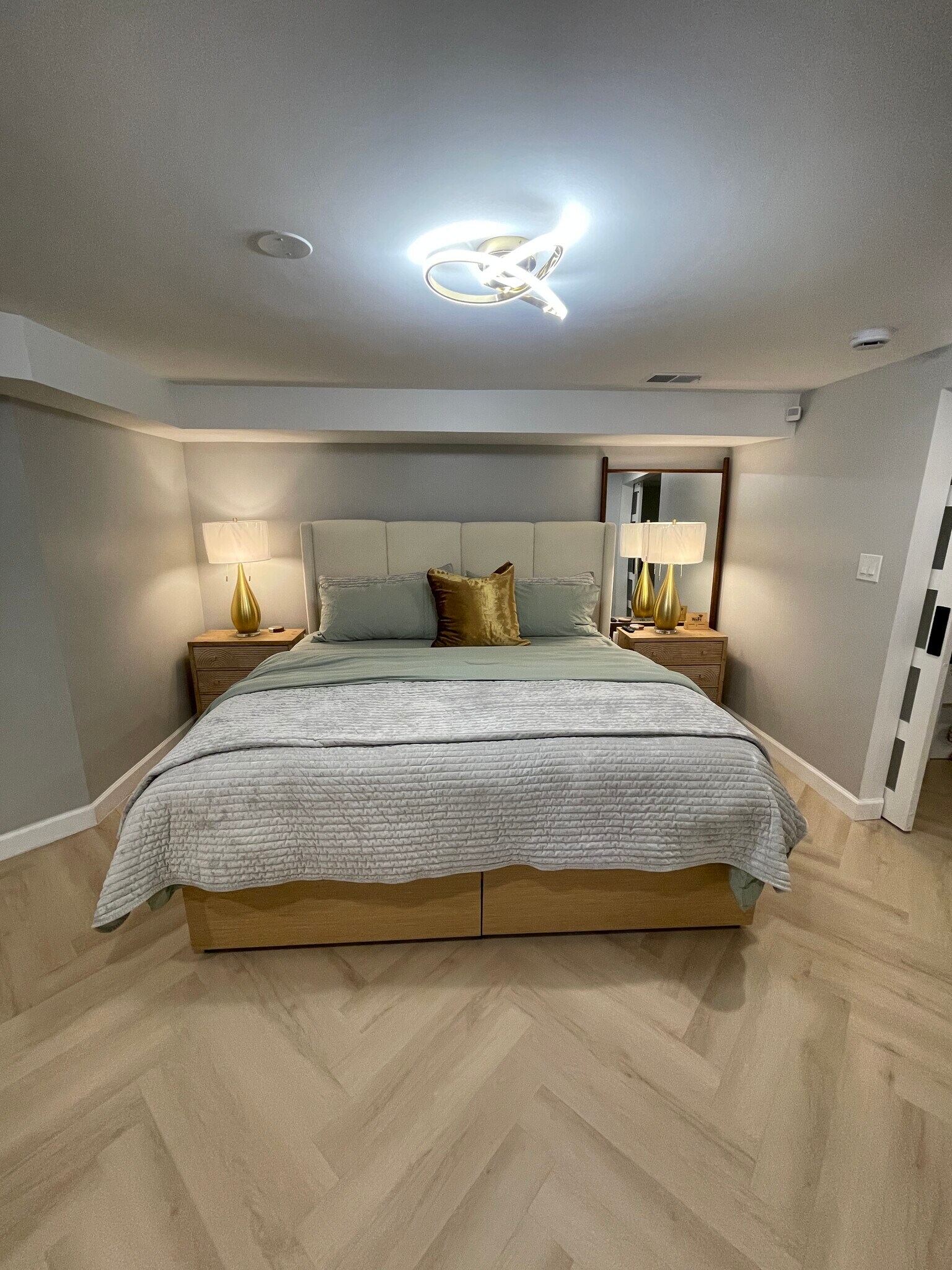 King size bed - 656 E 50th Pl