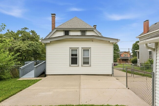 Building Photo - CHEVIOT: Charming 4 bed 2.5 bath 1 car detached garage