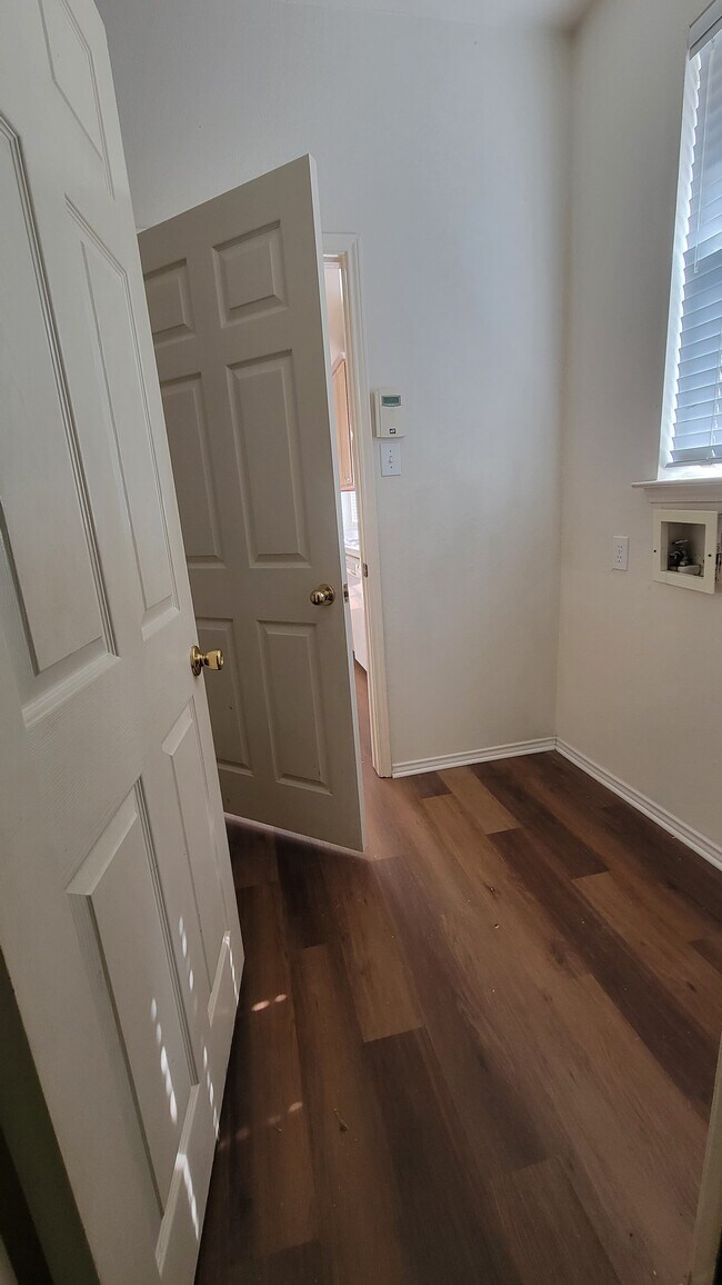 Building Photo - 1606 Jennifer Dr