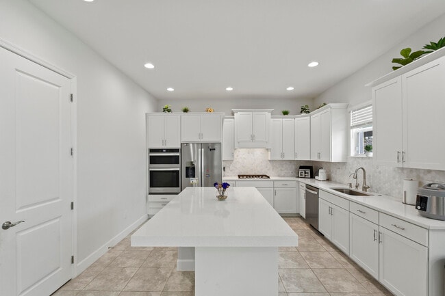 Building Photo - 15134 Cameo Ct