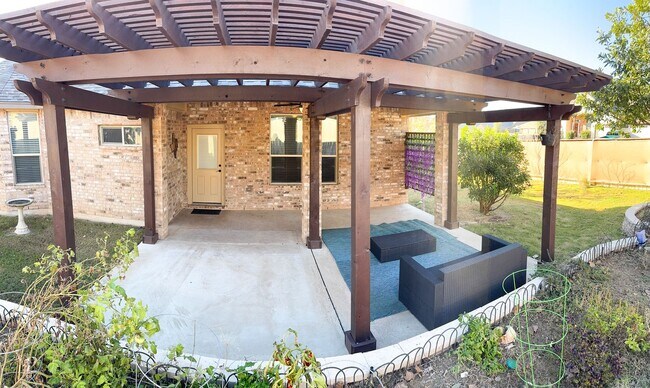 Building Photo - Popular DR Horton Sierra floor plan. 4 bed, 2 1/2 bath, 3 car garage, single story on a corner lo...