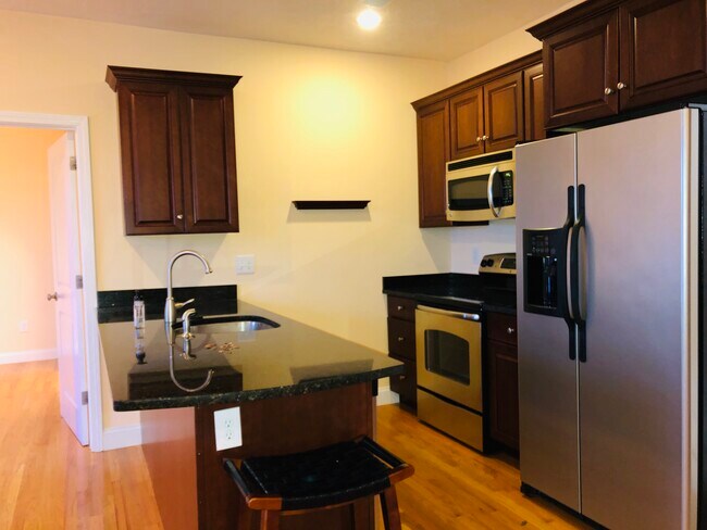 Building Photo - 100 Fellsway W