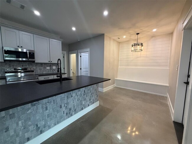 Building Photo - 201 N Vandeveer St