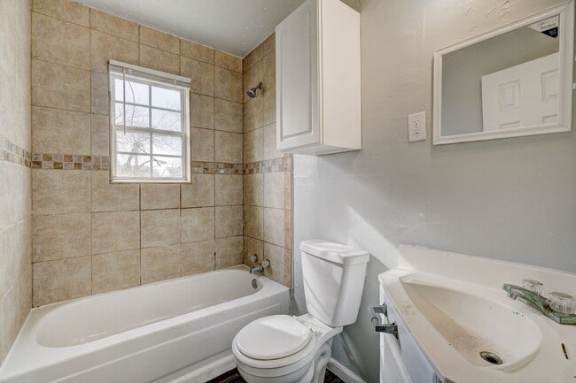 Building Photo - 3 Bed 1 Bath in Del City!