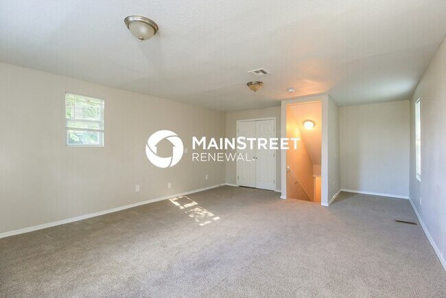 Building Photo - 4 Bedroom Pet-Friendly Home in MIDWEST CIT...