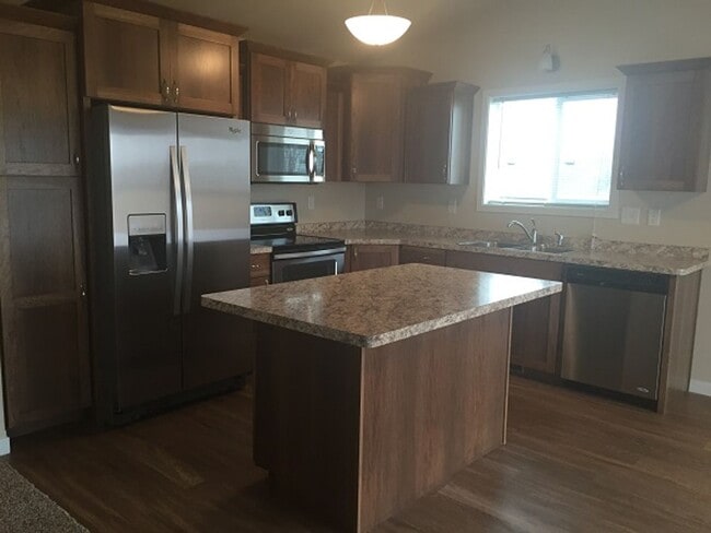 Building Photo - 3 Bed 2 Bath Twinhome