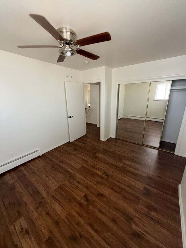 Building Photo - 1Bedroom RENOVATED Duplex With Washer/Dryer