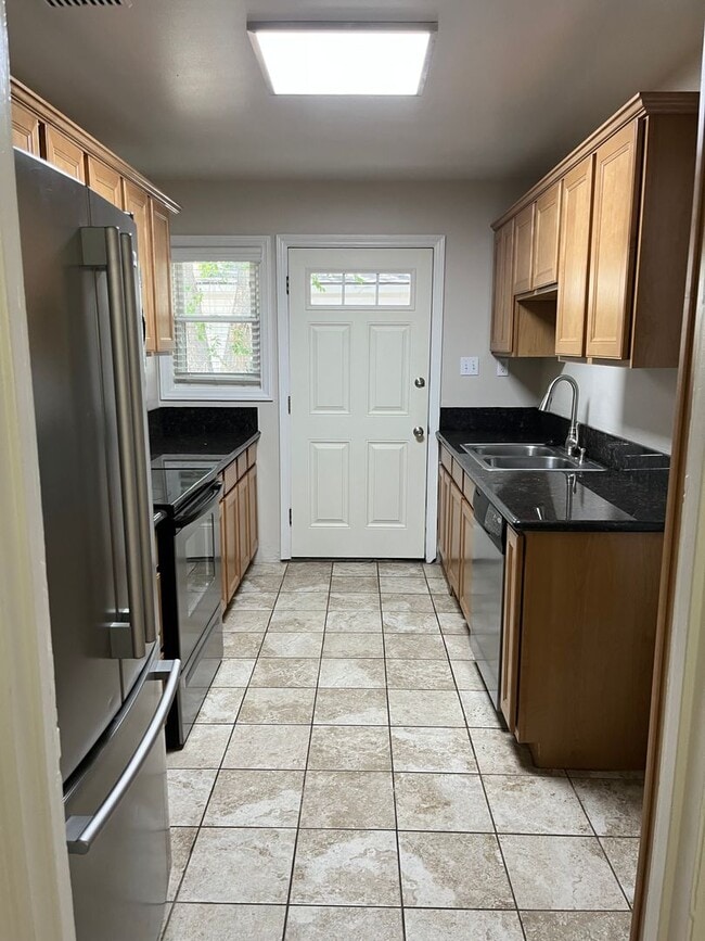 Building Photo - 1 Bedroom / 1 Bathroom Duplex in Old South...