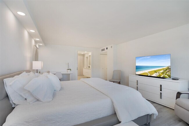 Building Photo - 5100 N Ocean Blvd