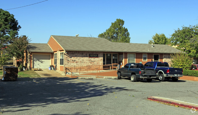 Building Photo - Woodcrest Apartments