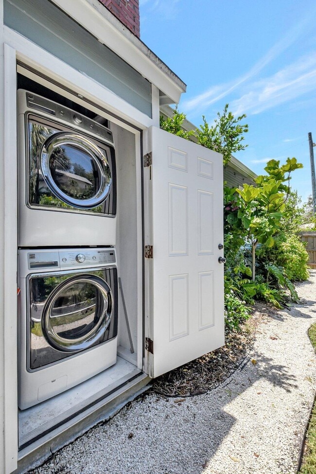 Building Photo - 220 S L St