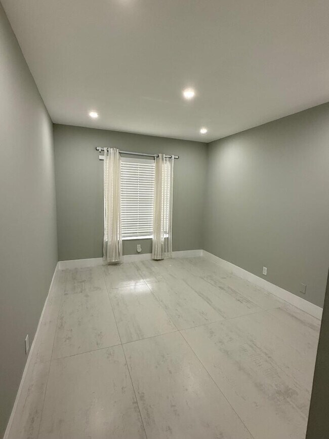 Building Photo - 2191 NE 68th St