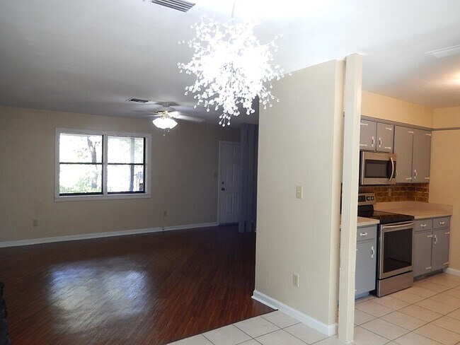 Building Photo - 913 Tamarack Ave
