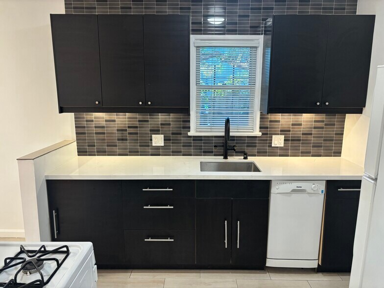 Building Photo - 3315 Caroline Ave