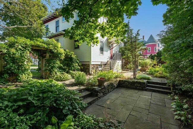 Building Photo - 160 Wibird St