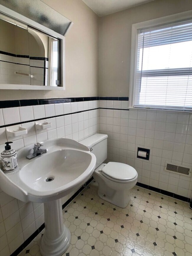 Building Photo - CHARMING 2 Bedroom Townhome Available!