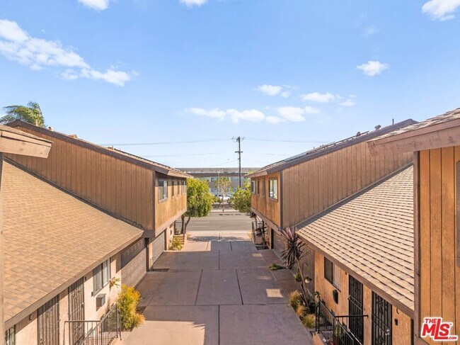 Building Photo - 4069 W Rosecrans Ave