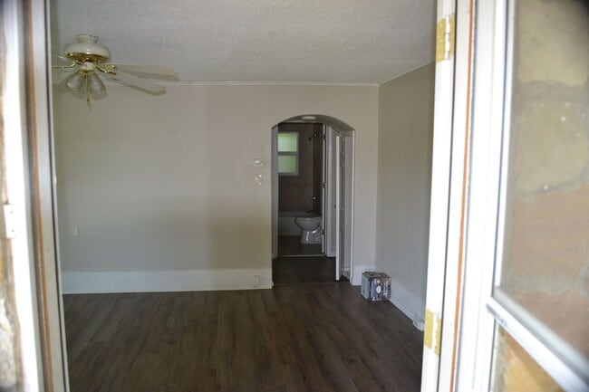 Building Photo - Charming 2 Bed/ 1 Bath Coming Soon!!!