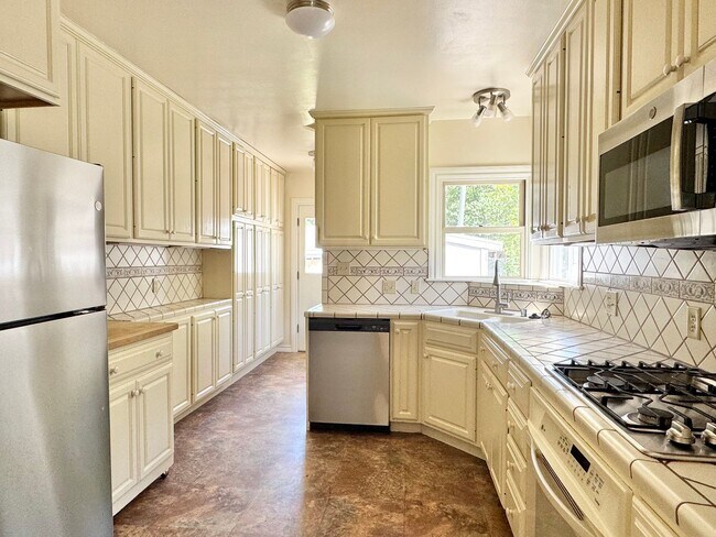 Building Photo - 548 W 4th Ave