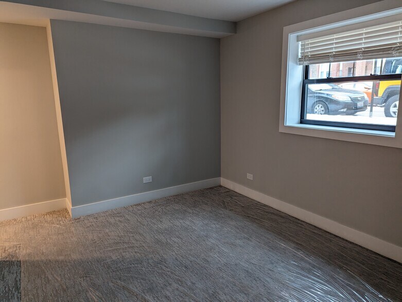 Building Photo - 4409 N Seeley Ave