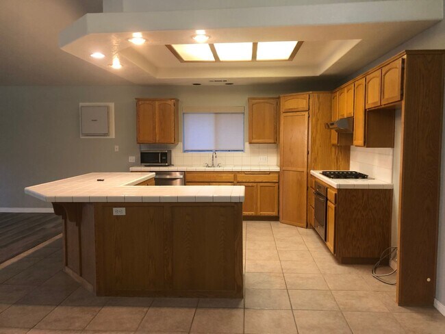 Building Photo - 3 bedroom 2 bathroom Home in Silver Lakes!...