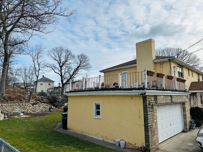 Building Photo - 25 Maplewood St