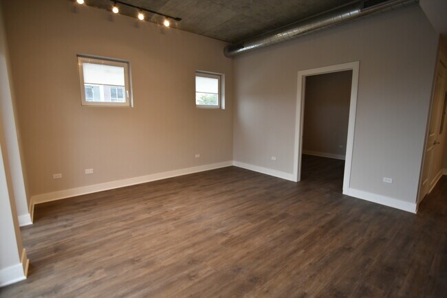 Building Photo - 3833 N Broadway