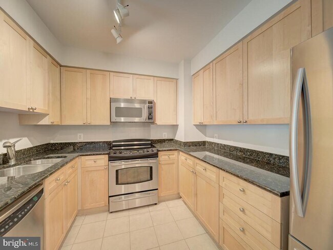 Building Photo - 3101 N Hampton Dr