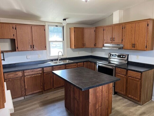 Building Photo - 3 Bed 2 Bath Home in Manhattan, KS